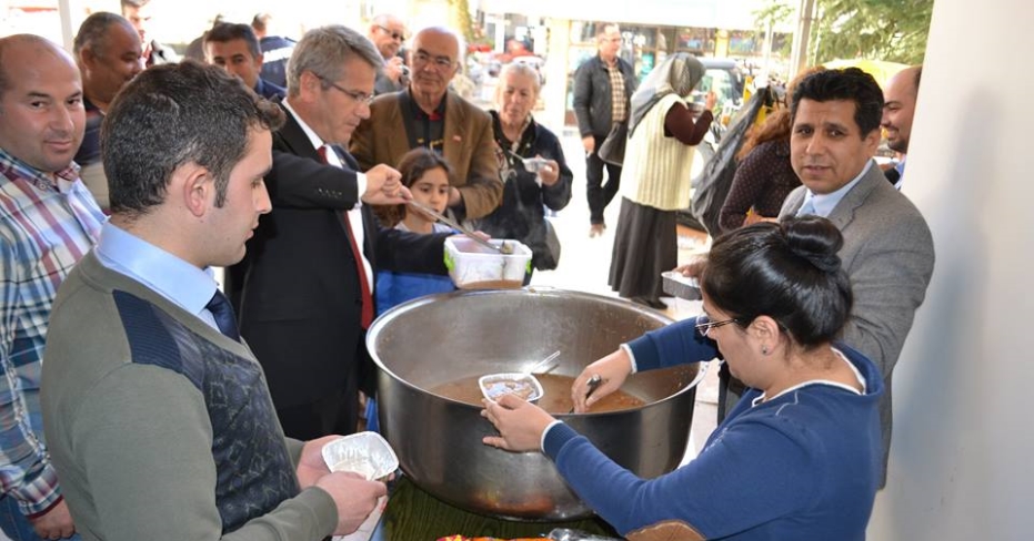 Acıpayam Belediyesi’nden aşure ikramı