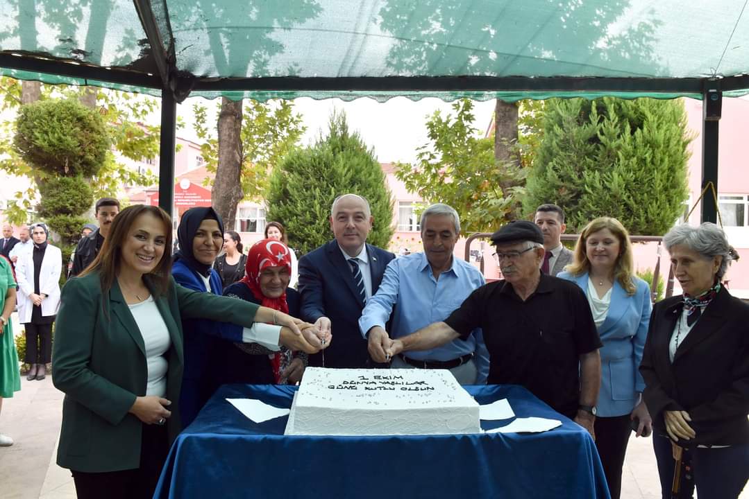 Huzurevinde Dünya Yaşlılar Günü Kutlandı