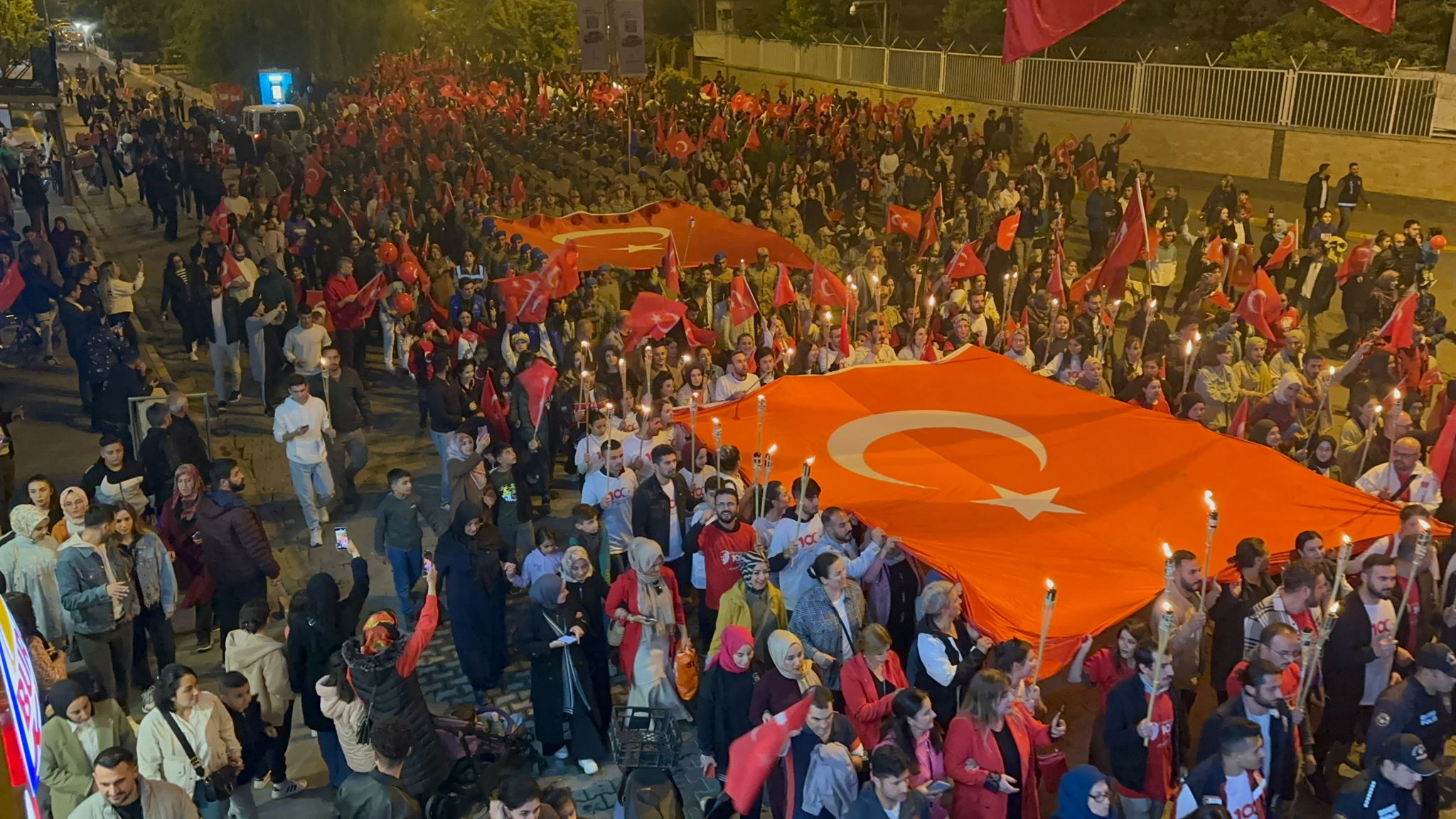 IĞDIR’DA BİNLERCE KİŞİ BAYRAKLARLA YÜRÜDÜ