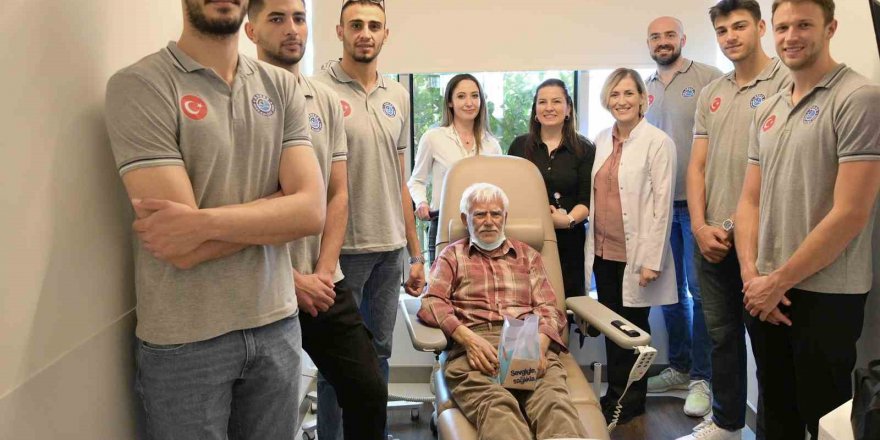 Arkaslı voleybolculardan onkoloji hastalarına ziyaret