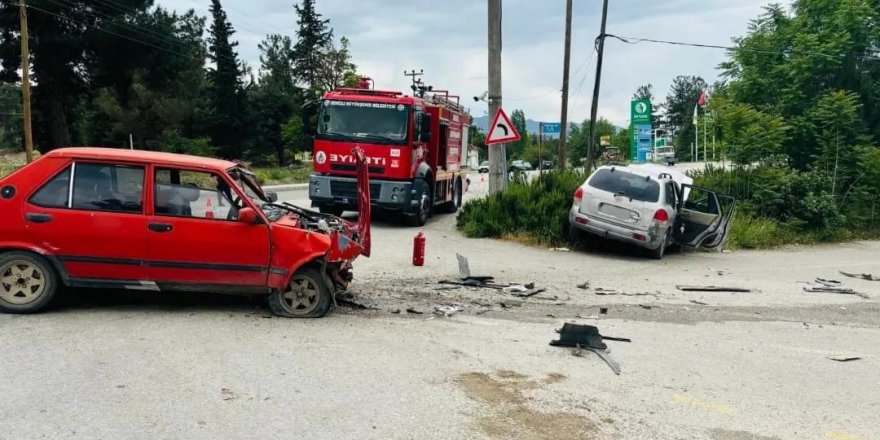 İki otomobilin çarpıştığı kazada 1 kişi öldü, 2 kişi yaralandı