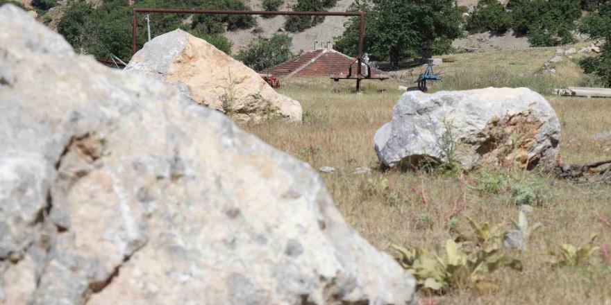 Futbol sahası ’taş sahası’ oldu