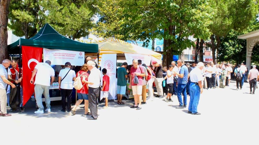 Sıcaktan bunalanlar kar helvası ve bal şerbetiyle serinledi