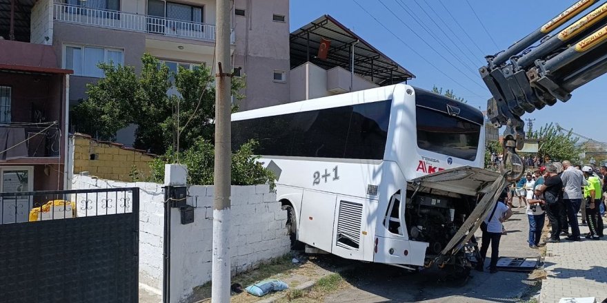 Otobüsün yoldan çıktığı kaza saniye saniye kaydedildi