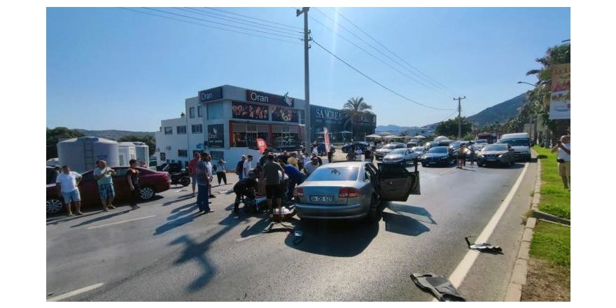 Otomobil minibüse çarptı, ortalık savaş alanına döndü: 14 yaralı