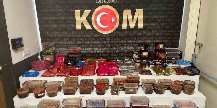 3 iş yerine baskın yapan ekipler 70 kilogram kaçak nargile tütünü ele geçirdi