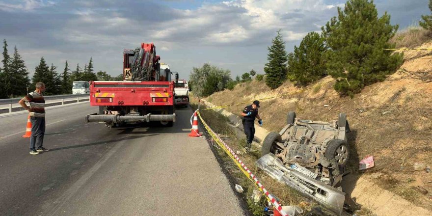 Takla atıp refüje devrilen otomobilde 2 kişi yaralandı