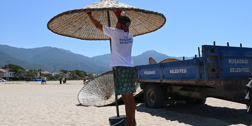 Kuşadası’nda ücretsiz şezlong ve şemsiye uygulaması devam ediyor