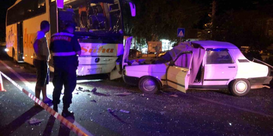 Moladan çıkan otobüs karşı şeride geçip otomobile çarptı: 1 ölü