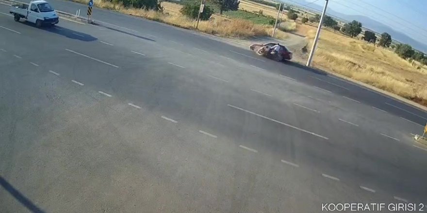 Motosiklet ve otomobilin çarpıştığı kaza anı güvenlik kamerasında