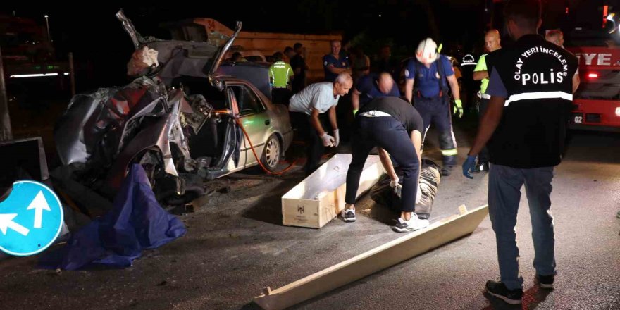 Yön tabelasına çarparak hurdaya dönen otomobilin sürücüsü öldü