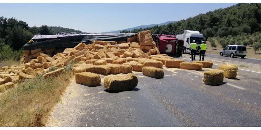 Saman yüklü tır devrildi, yol ulaşıma kapandı