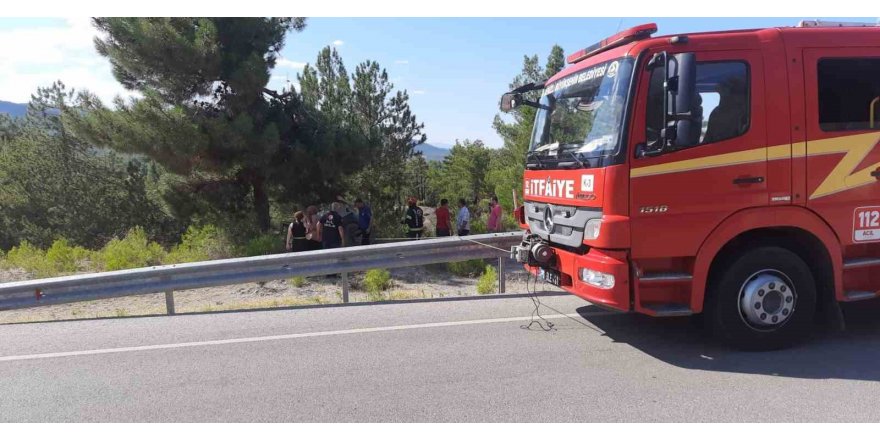 Yoldan çıkan araç ağaca çarparak durabildi: 1 ölü, 2 yaralı