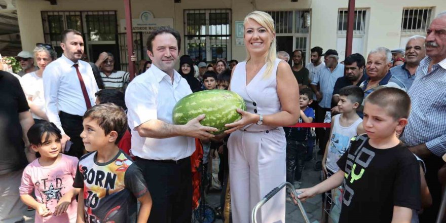 Merkezefendi Belediyesi vatandaşa karpuz dağıttı