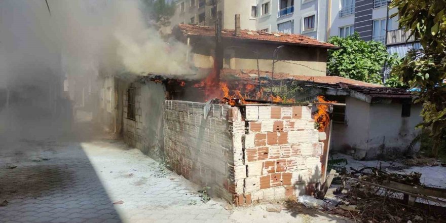 Denizli’de kullanılmayan müstakil evde çıkan yangın paniğe neden oldu