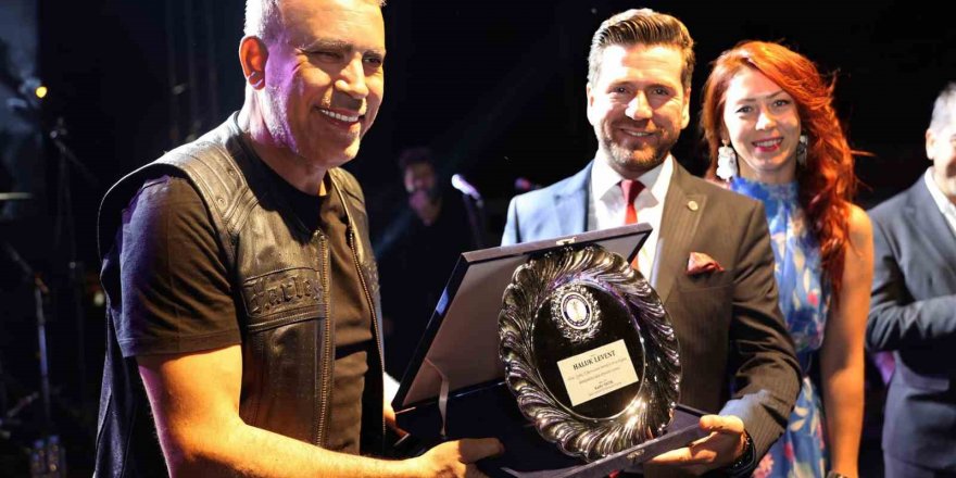 Haluk Levent ve Zakkum, Tavas Zeybek Festivaline renk kattı