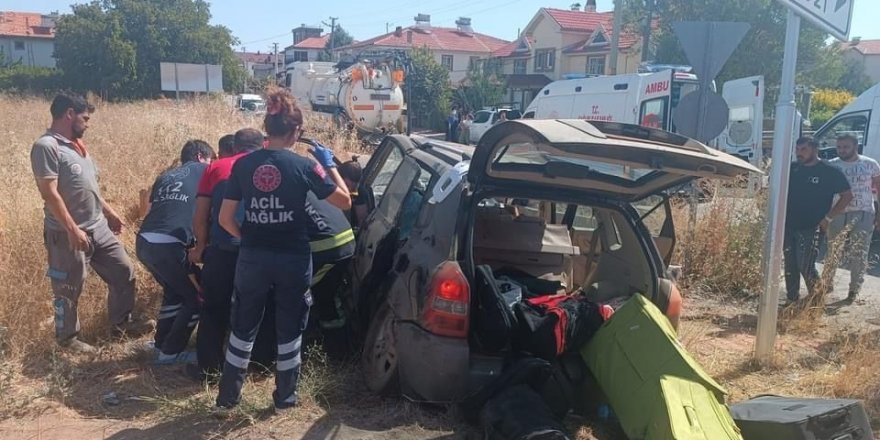 Direksiyon hakimiyetini kaybeden araç yoldan çıktı; 4 yaralı