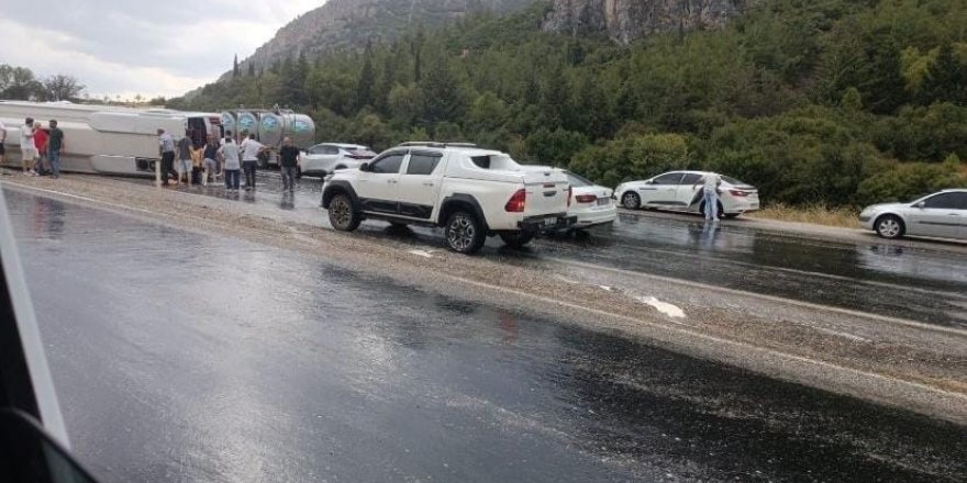 Düğüne giden midibüs kayganlaşan yolda devrildi: 1’i ağır, 20 yaralı