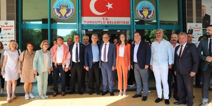 Bozkurt Belediye Başkanı Birsen Çelik, Turgutlu’daki çiftçi mitingine katıldı