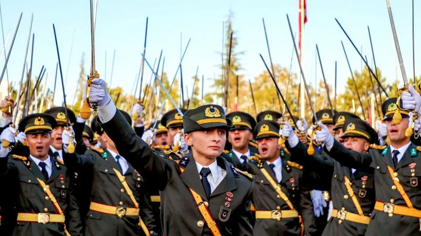 O Teğmenlerin Komutanı İstifa Etti