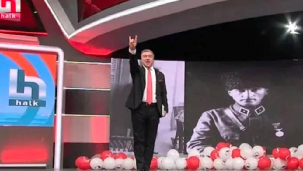 İsmail Küçükkaya canlı yayında bozkurt işareti yaptı