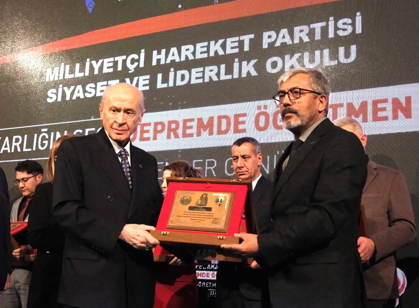 Yazarımız Halil Manuş Bahçeli'ye Kitaplarını Hediye Etti