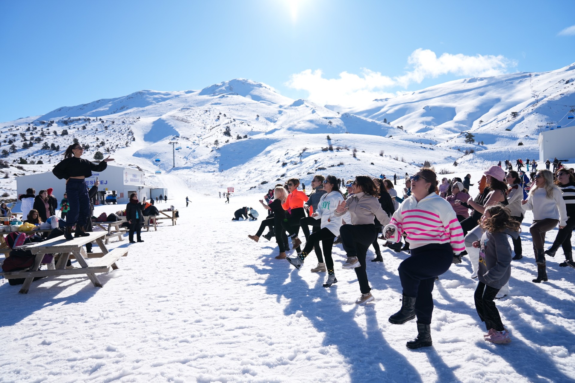 Denizli Kayak Merkezi’nde kar üstünde zumba gösterisi