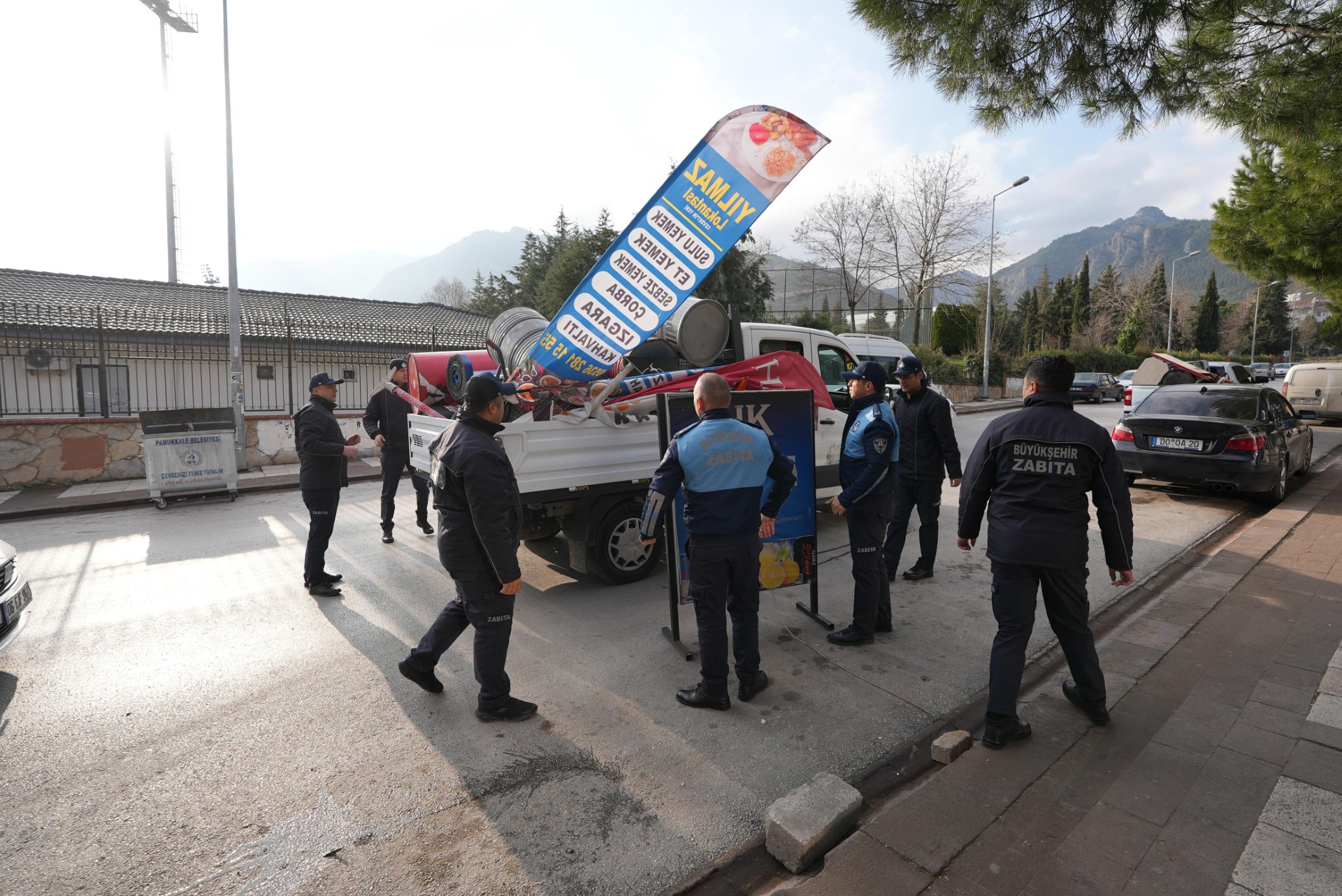 Büyükşehir Zabıta kaldırım işgallerine geçit vermiyor